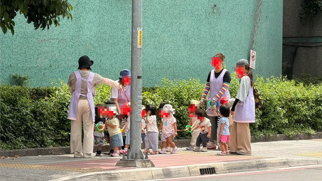 小朋友和老師的有趣互動是當地一道撫慰人心的風景線。（圖／Facebook@蘆洲七號麵線授權提供）