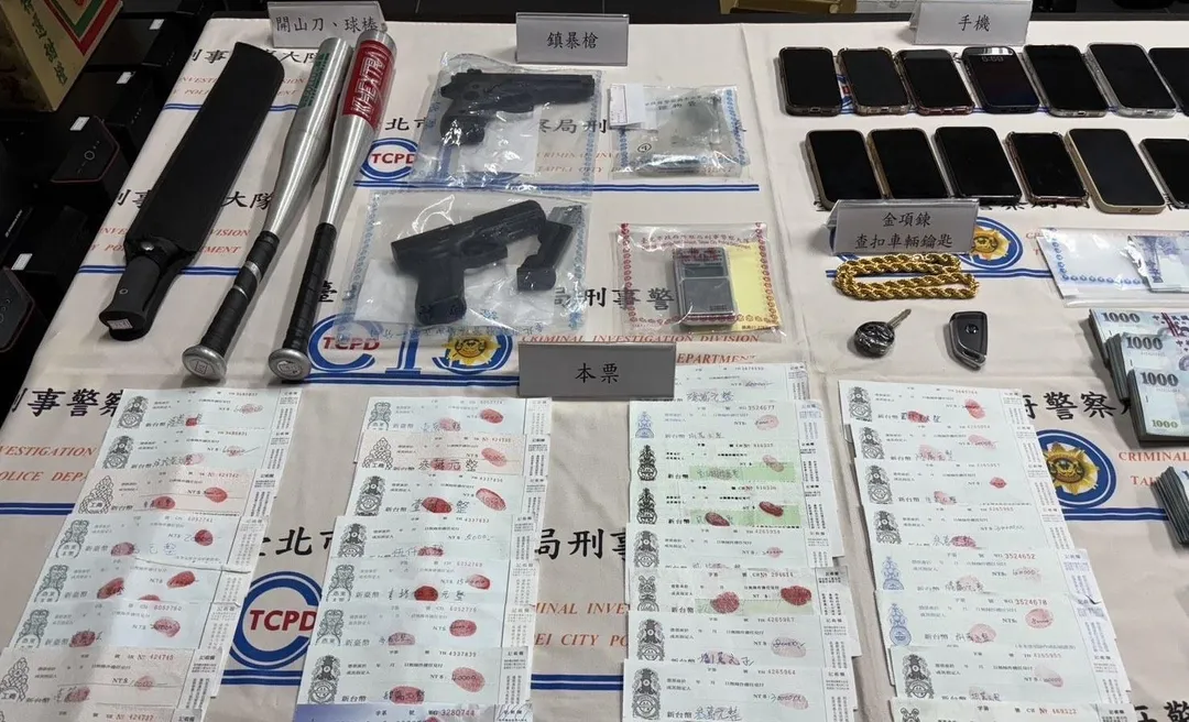 北市警方破獲地下錢莊恐嚇集團查扣大批贓證物。(圖/翻攝畫面)