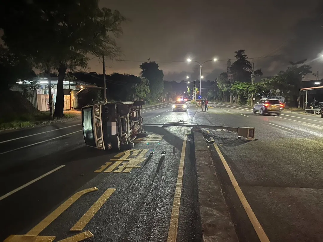 員警到場發現駕駛棄車逃逸。（圖／警方提供）