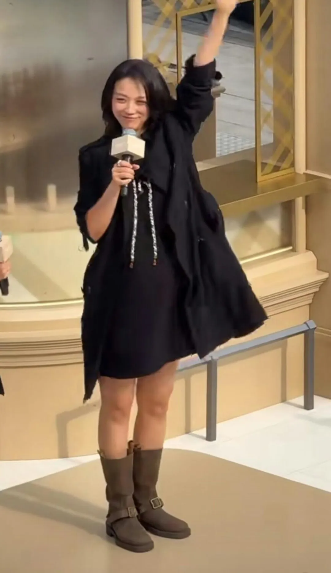 湯唯一身黑色寬鬆風衣亮相活動，小腹明顯有改變。（圖／翻攝微博）