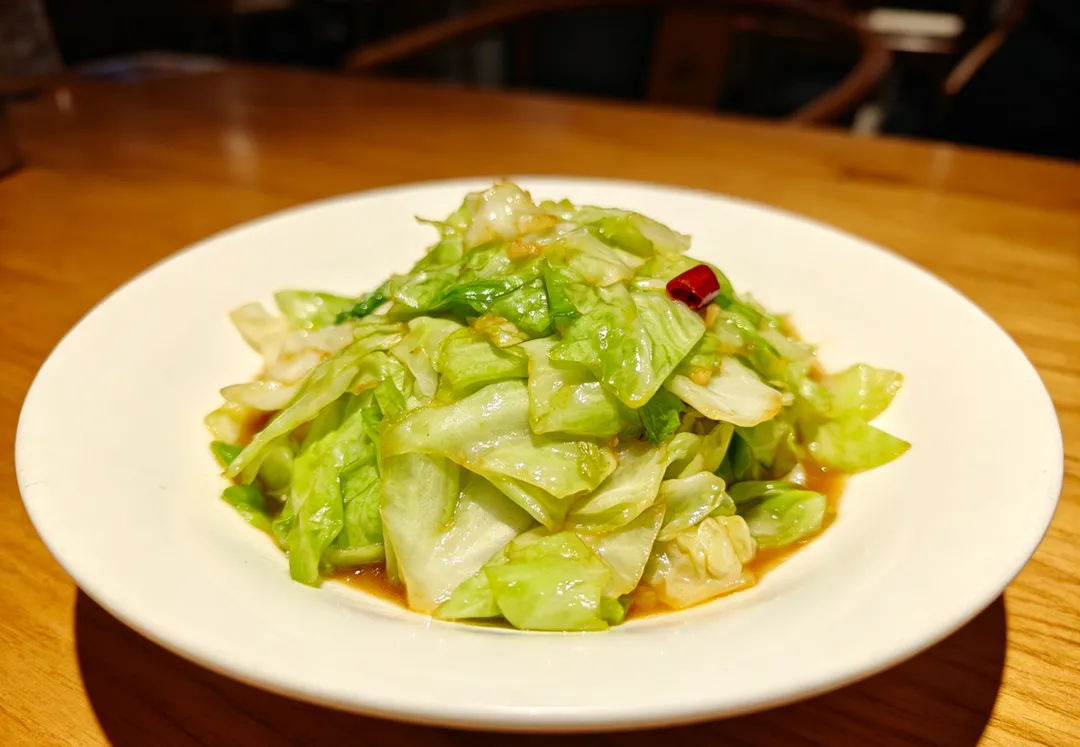 維生素U與維生素C均不耐高溫,不建議長時間燉煮,最佳方式是大火快炒、迅速起鍋,保持葉片微脆口感。(示意圖/AI生成圖)