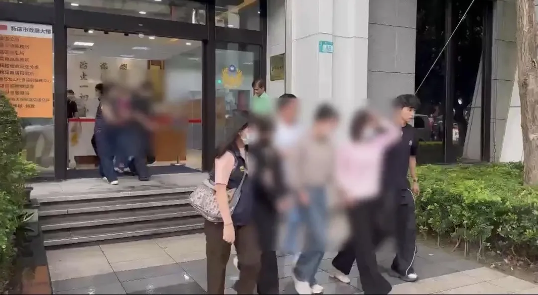 新北市警方破獲色情應召站查獲8名外籍女子。（圖／翻攝畫面）