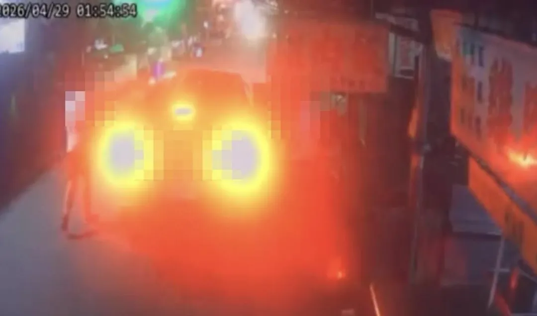 監視器拍到1車4人到場犯案。（圖／翻攝畫面）