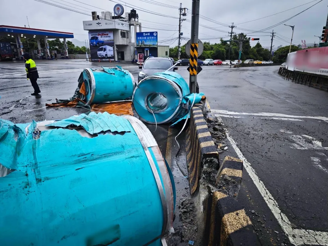 巨型鋼捲砸毀水泥護欄。（圖／翻攝畫面）