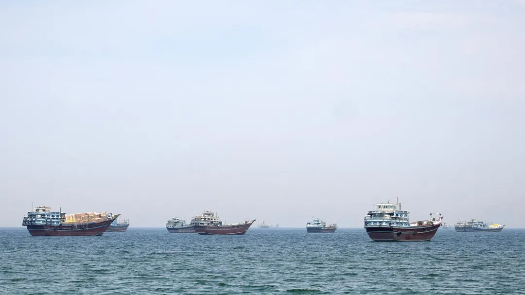 4月29日，船隻在阿曼穆桑達姆省（Musandam）外海的荷莫茲海峽航行。（圖／路透社）