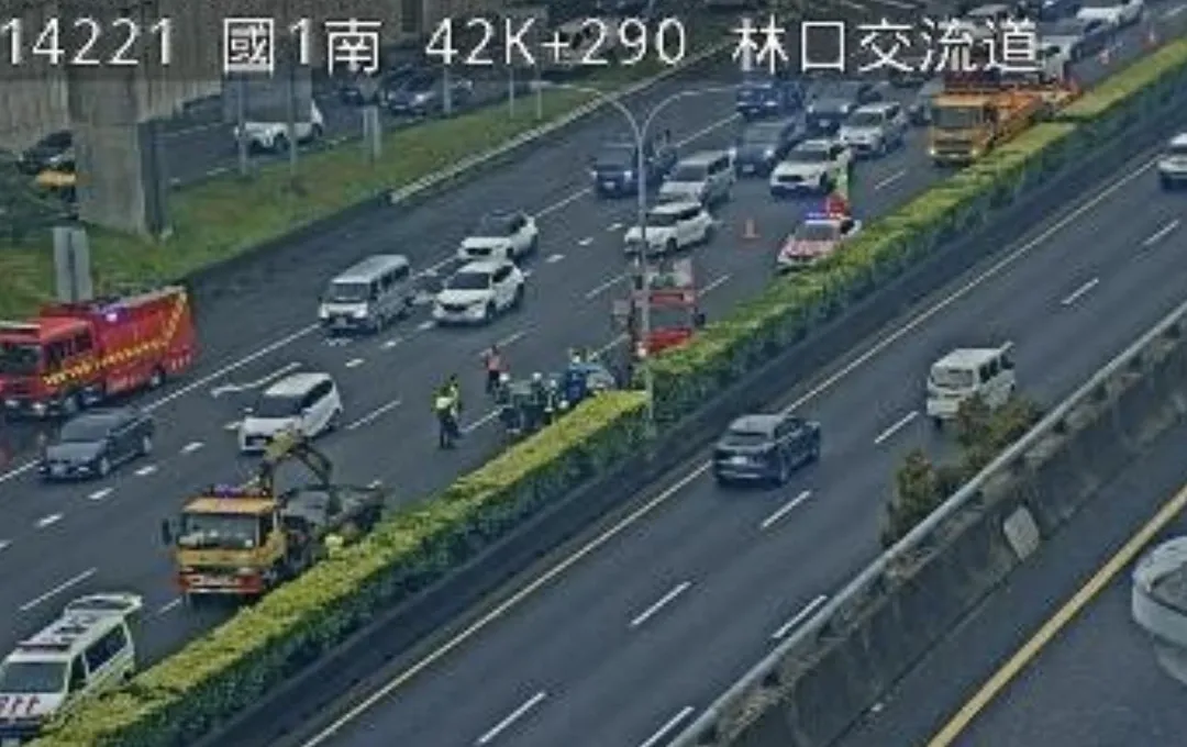 國道1號林口段發生3車追撞車禍。（圖/翻攝自國道公路即時網）