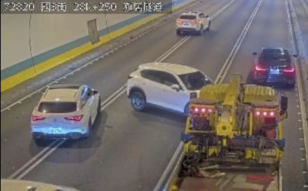 國道3號新店隧道發生連環車禍。（圖／翻攝自國道公路即時網）