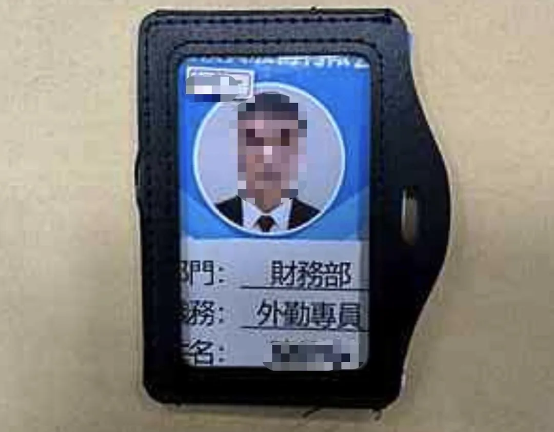 警方在老翁身上查扣假理財專員證件。(圖/翻攝畫面)