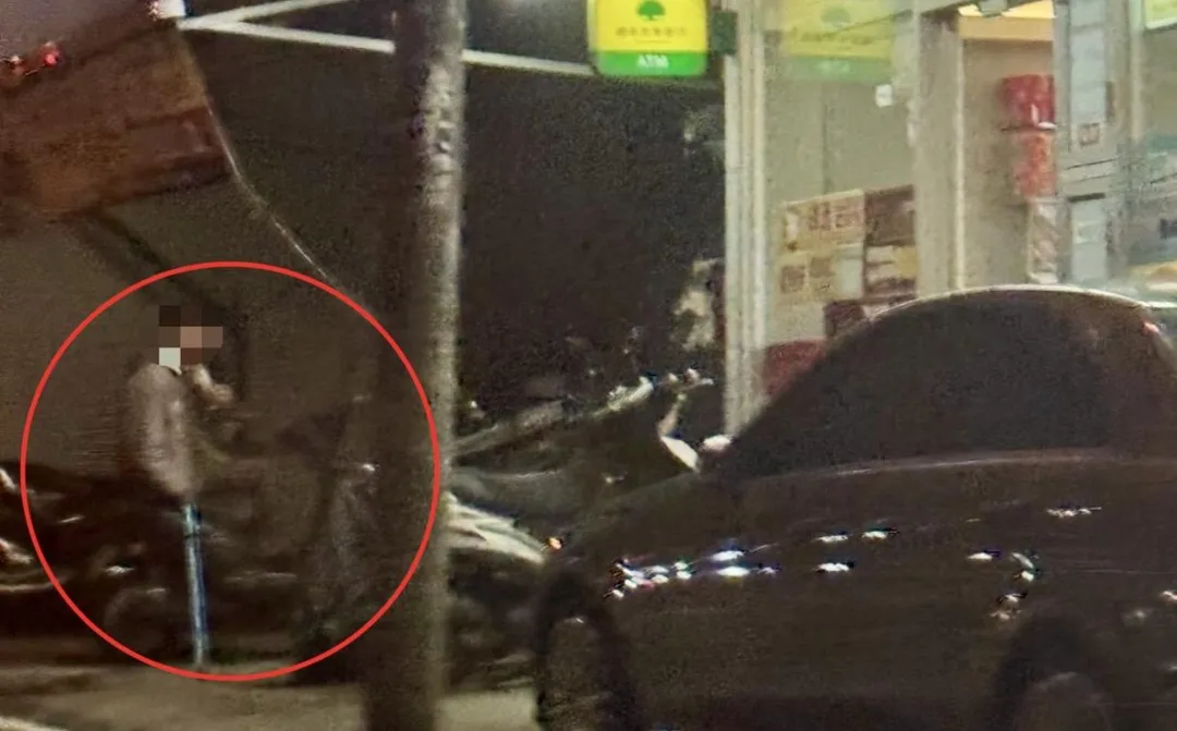 77歲最老車手現身面交。(圖/翻攝畫面)