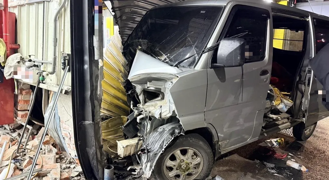 男子毒駕駕駛小貨車衝撞路邊店家。（圖／翻攝畫面）