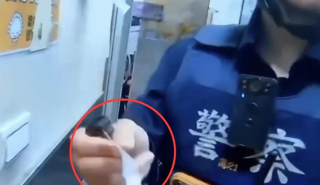 員警在男子皮夾內搜出毒品。(圖/翻攝畫面)