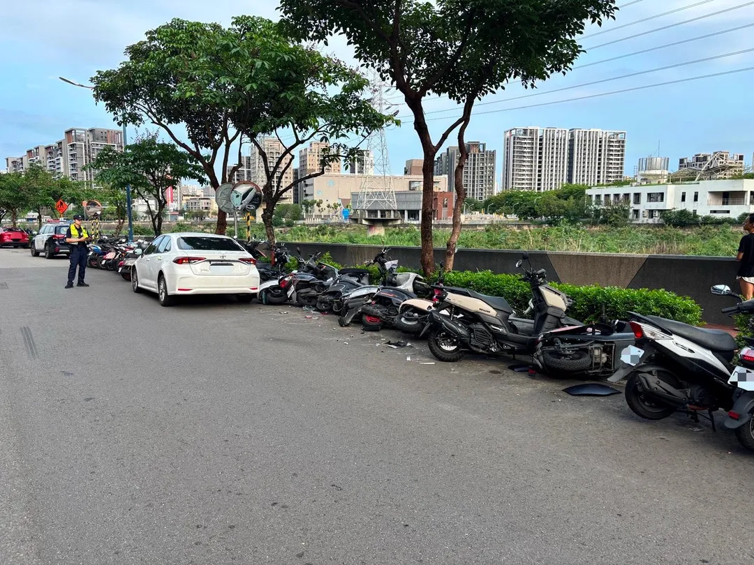 台中男開車掃倒整排機車。（圖／警方提供，下同）