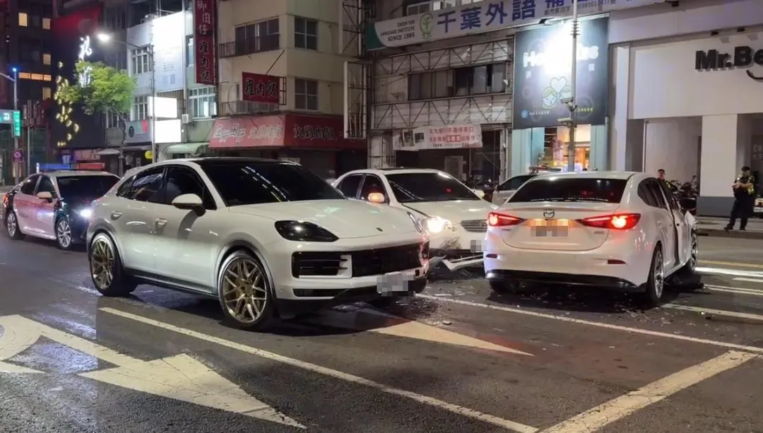 遭撞的車輛均受到巨大衝擊力。(圖/翻攝畫面)