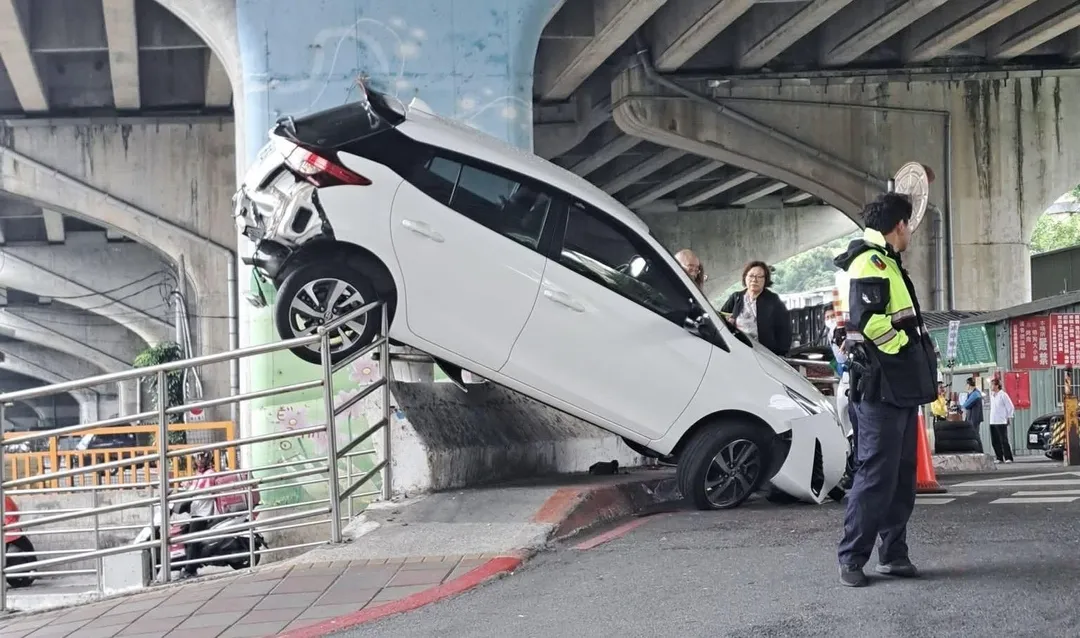 自小客車卡在橋上動彈不得。（圖／翻攝自臉書「舊莊大小事」）