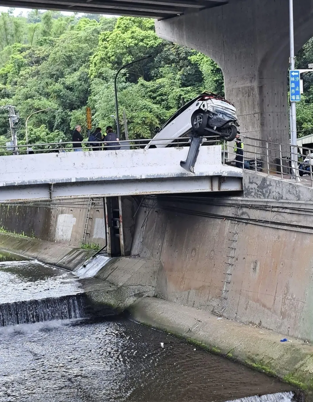 自小客車差點墜橋。（圖／翻攝自臉書「舊莊大小事」）