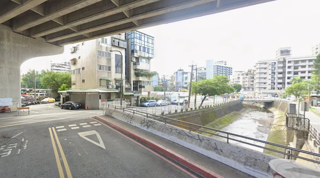 事故地點位於南港區舊莊街一段199巷16弄與大坑街交叉口，正值林森市場出口人潮密集處。（圖／翻攝自Google街景圖）