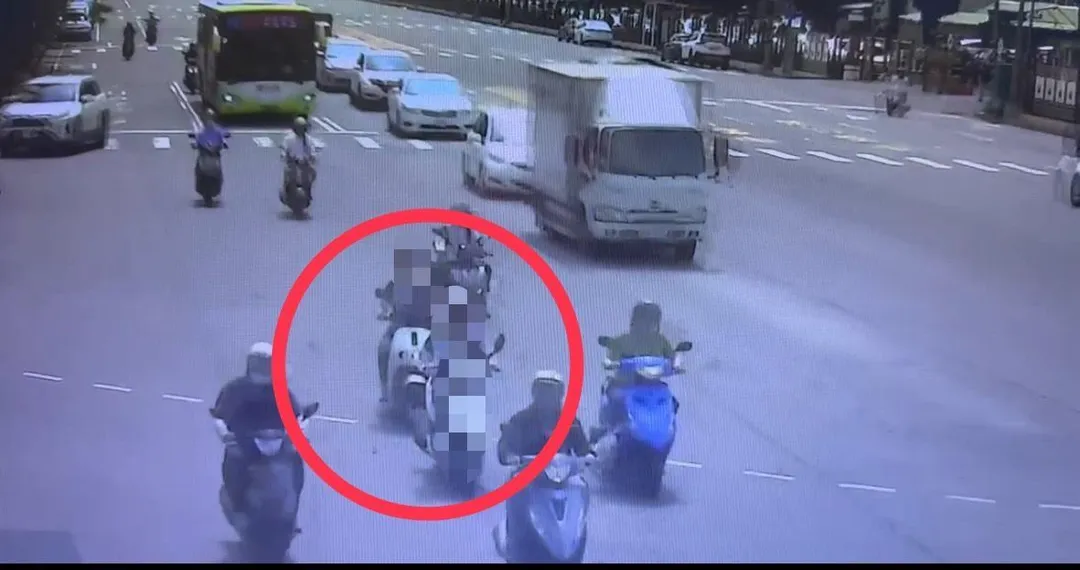 高雄市楠梓區最近出現1名男子行跡怪異，於左營到橋頭一帶尾隨女騎士。（圖／翻攝畫面）