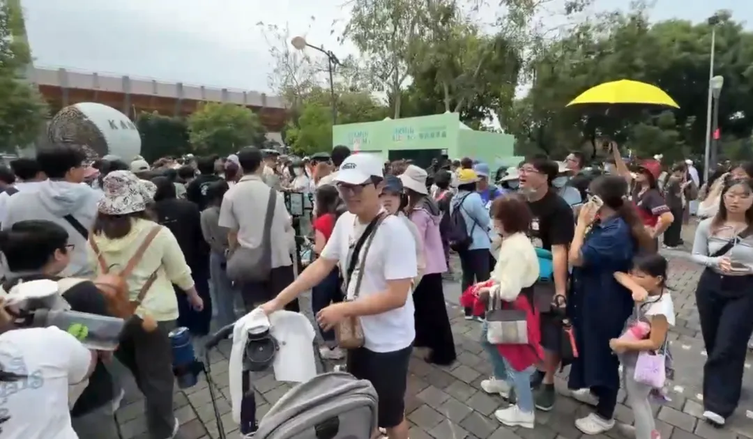 大量排隊領贈品的人潮湧入嘉義公園。（圖／中天新聞）