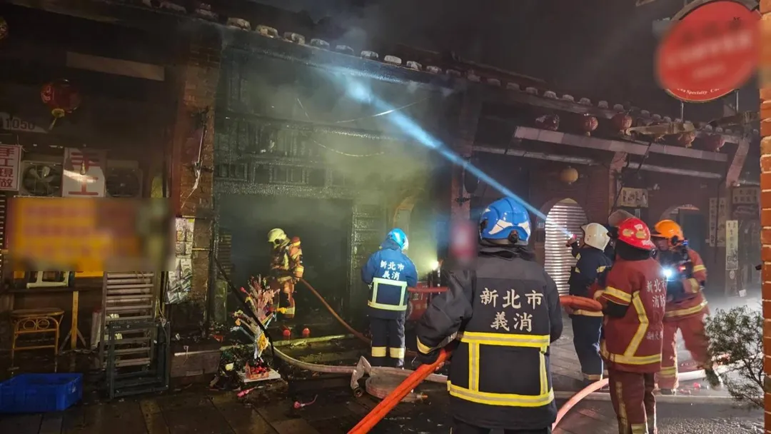 深坑老街晚間發生火警。（圖／翻攝畫面）