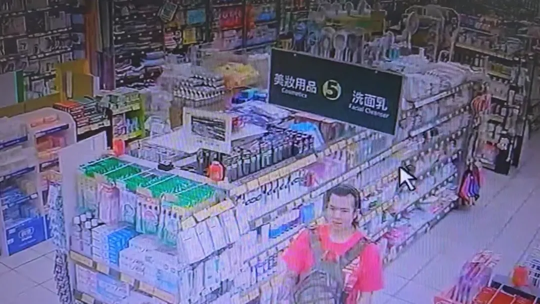 宜蘭賣場地震當下監視器畫面曝光。(圖/翻攝畫面)