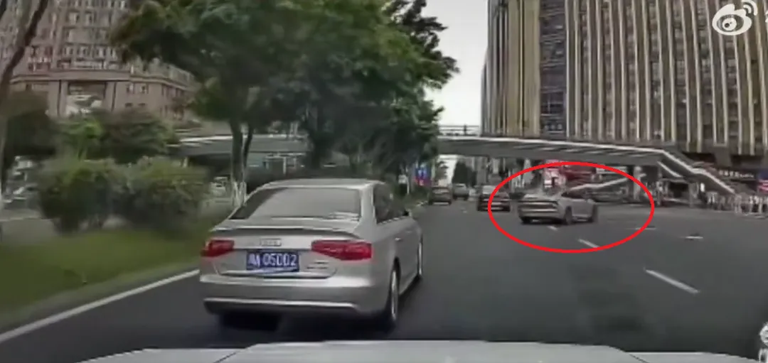 有後方汽車的行車紀錄器拍下肇事轎車加速右轉衝撞行人。(圖/翻攝X)