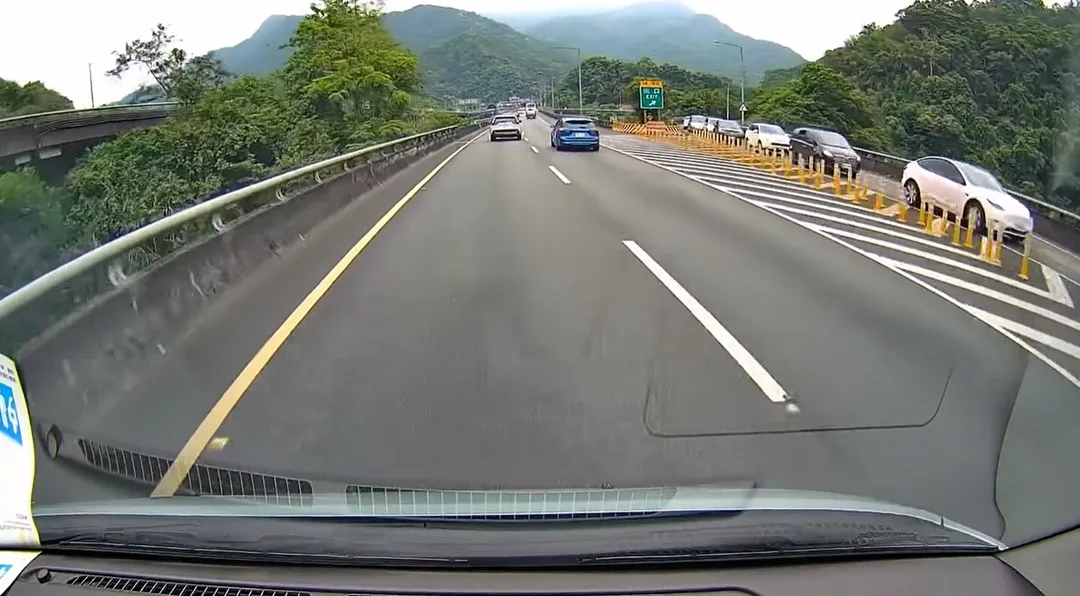 國5坪林匝道出現多台車逆向行駛。（圖／翻攝自臉書）