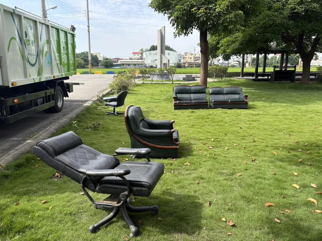 遊客打卡的熱門景點「老樹公園」，近日遭人惡意棄置大型家具。（圖／翻攝自臉書／田中鎮清潔隊）