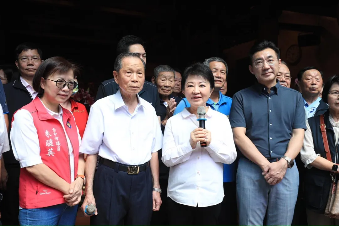 盧秀燕前往萬和宮參拜祈福。(圖/台中市府提供)
