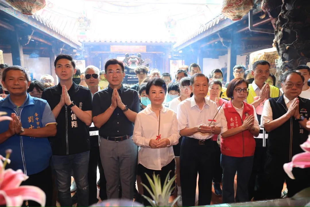 盧秀燕特地前往參拜祈福,虔誠向「老大媽」、「老二媽」祝壽,祈求台中百業興旺、市民平安。(圖/台中市府提供)