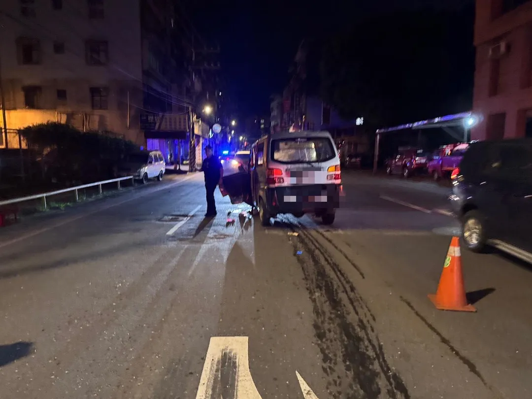 73歲駕駛練男駕駛小貨車,附載71歲乘客李女,自安康路三段路旁往左側方向起步行駛時,與後方直行往三峽方向,遭酒後駕駛紅色小客車的25歲何男迎面撞上。(圖/警方提供)