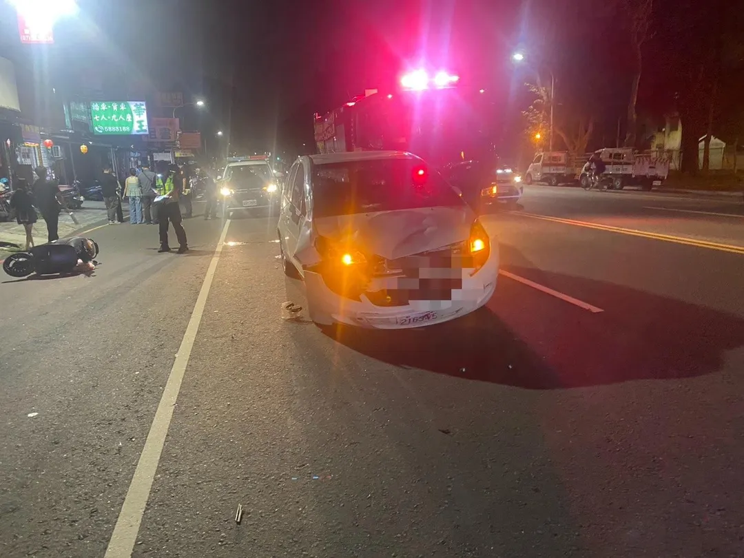 現場可以看到機車被撞翻倒地。(圖/翻攝畫面)