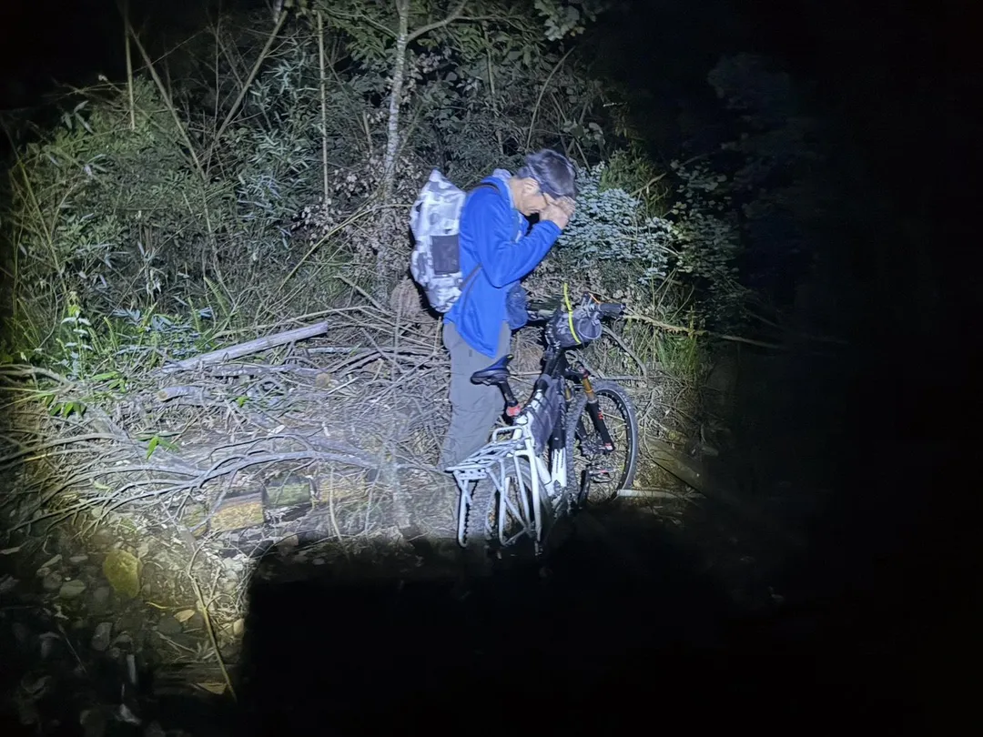 民眾騎腳踏車闖入阿里山林鐵。（圖／嘉義林鐵處提供，下同）