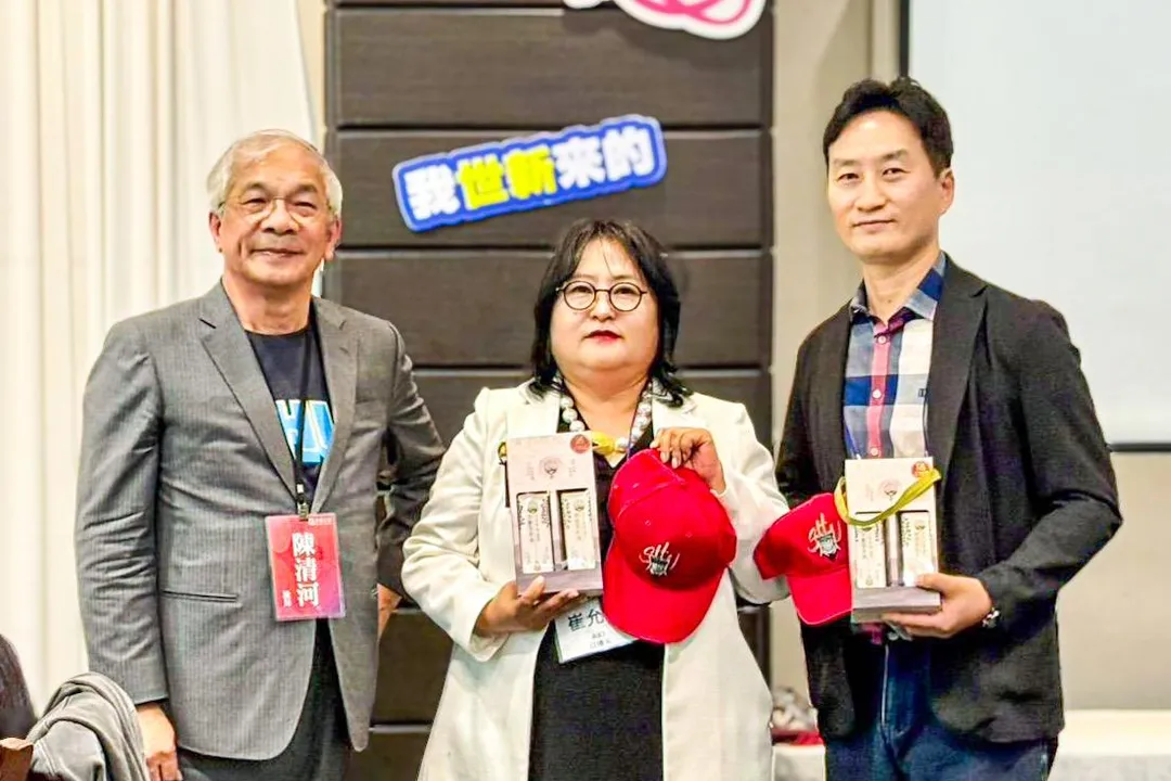 世新大學校長陳清河（左起）與大韓民國世新大學校友會會長崔允僖、副會長任東鎮開心會面。（圖／世新大學提供）