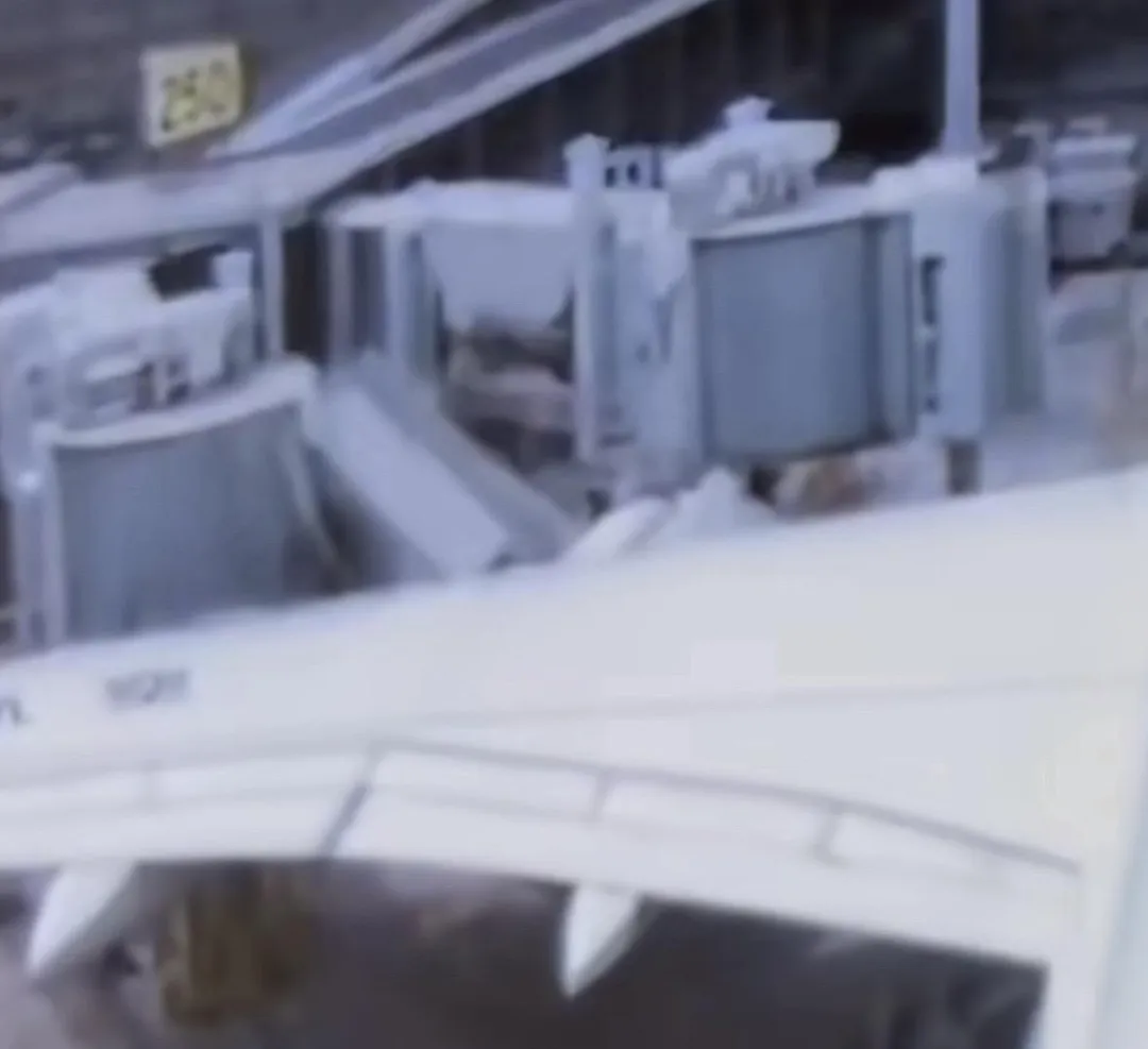 中國東方航空一架班機今日在抵達上海虹橋機場後，與空橋發生局部碰撞，導致引擎與機翼蒙皮受損，空橋也有損壞。（圖／翻攝微博）