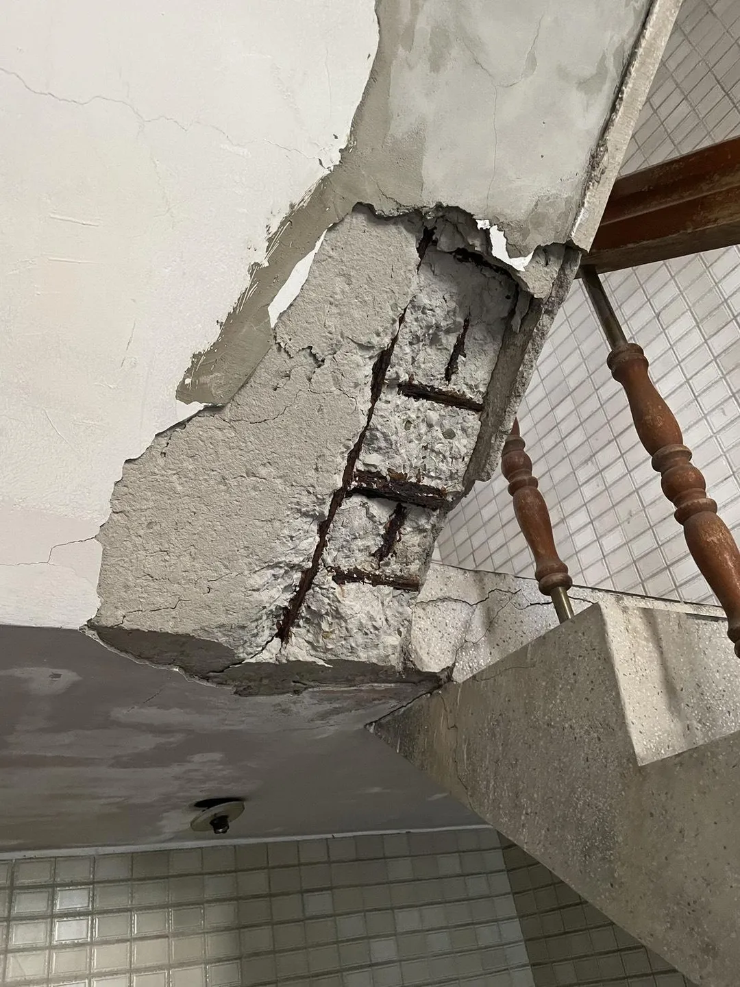 新莊區中信街一棟屋齡逾三十至四十年的老舊公寓近期傳出建物結構劣化情形,引發居民高度關注與安全憂慮。(圖/新北市議員陳世軒服務處)