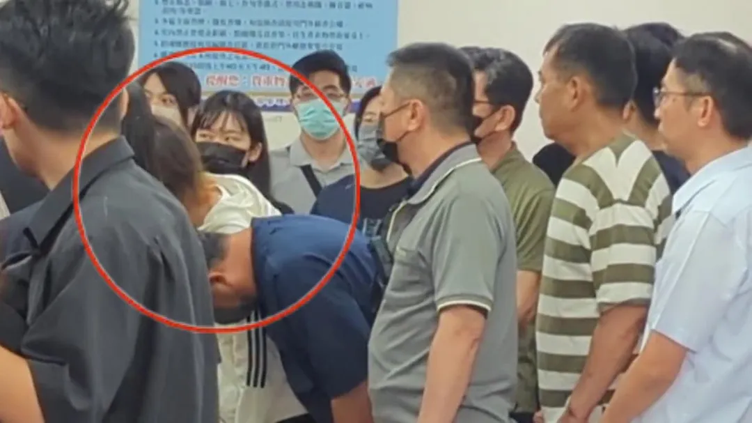 戴姓女大生全家前往女警鄭詠心靈堂僅鞠躬引發爭議。（圖／中天新聞）