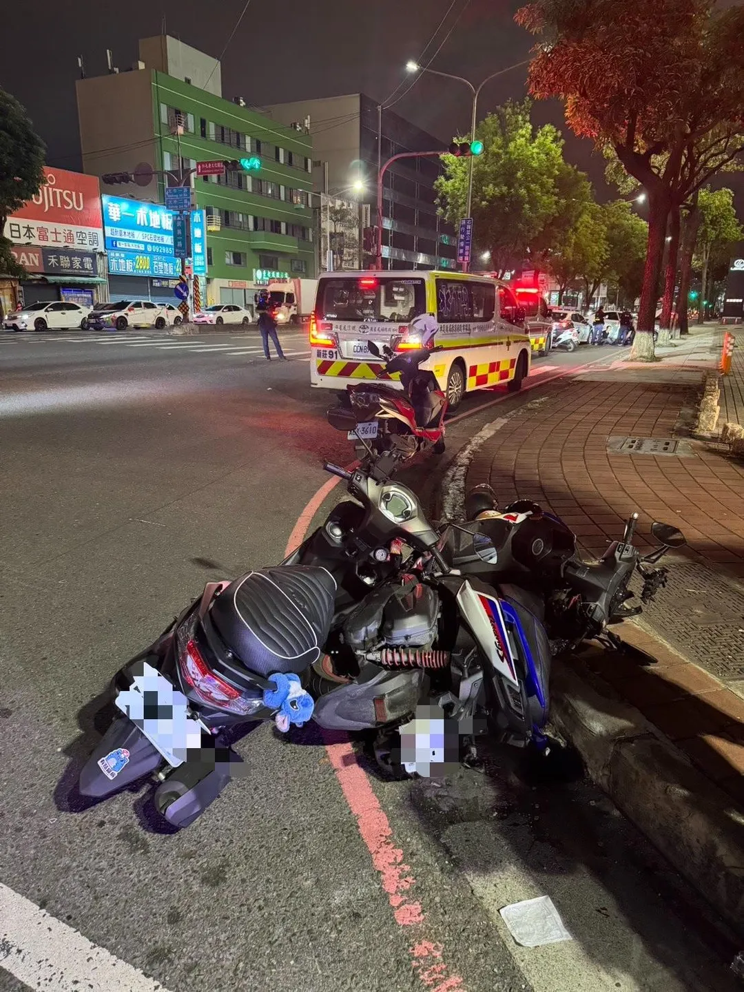 被撞壞的摩托車。（圖／警方提供）
