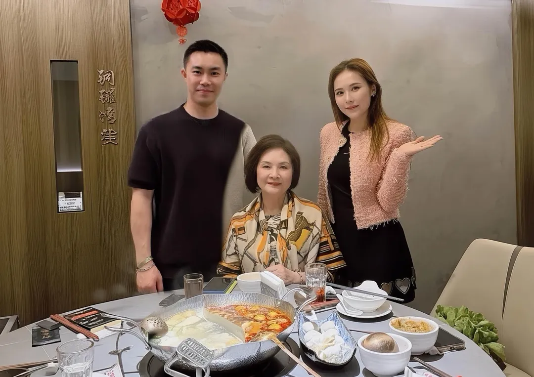 吳申梅與老公Eric一起為媽媽慶祝母親節。（圖／喜上梅梢娛樂提供）