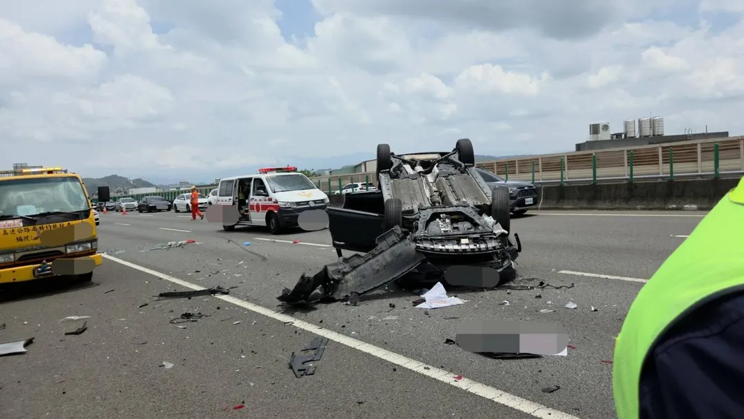 追撞前車後，肇事駕駛本人的藍色汽車也隨之翻覆朝天，現場車輛碎片四散，一度造成國道2車道封閉。（圖／警方提供）
