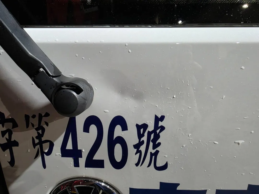 救護車的「傷勢」有雨刷損毀、板金凹陷。（圖／民眾提供）