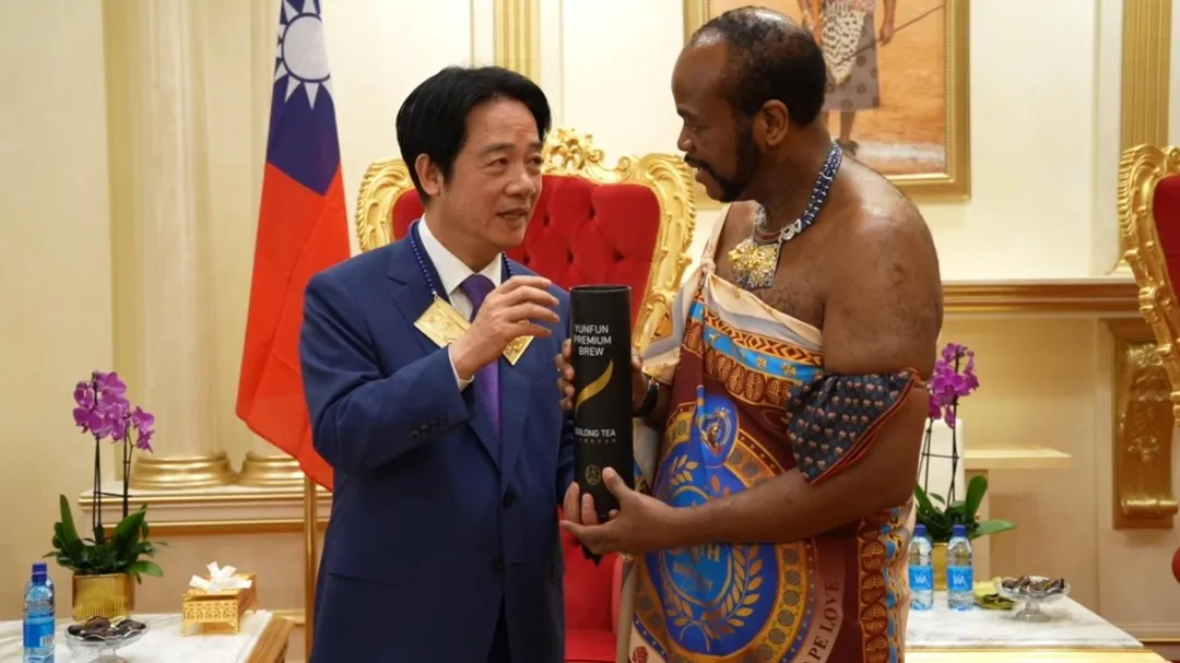 賴清德還致贈史王台灣的茶葉。（圖／總統府提供）
