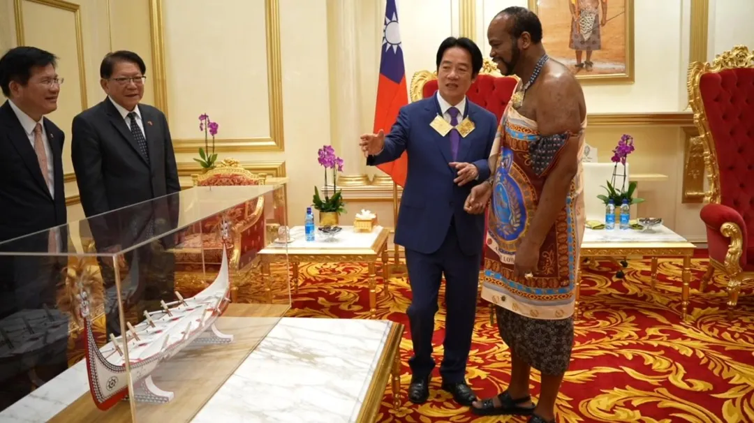 賴清德向史王介紹蘭嶼達悟族的拼板舟模型。（圖／總統府提供）