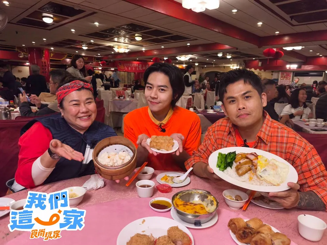 佳辰（中）入伍前擔任節目《食尚玩家》全新企劃《我們這一家》來賓。（圖／TVBS提供）