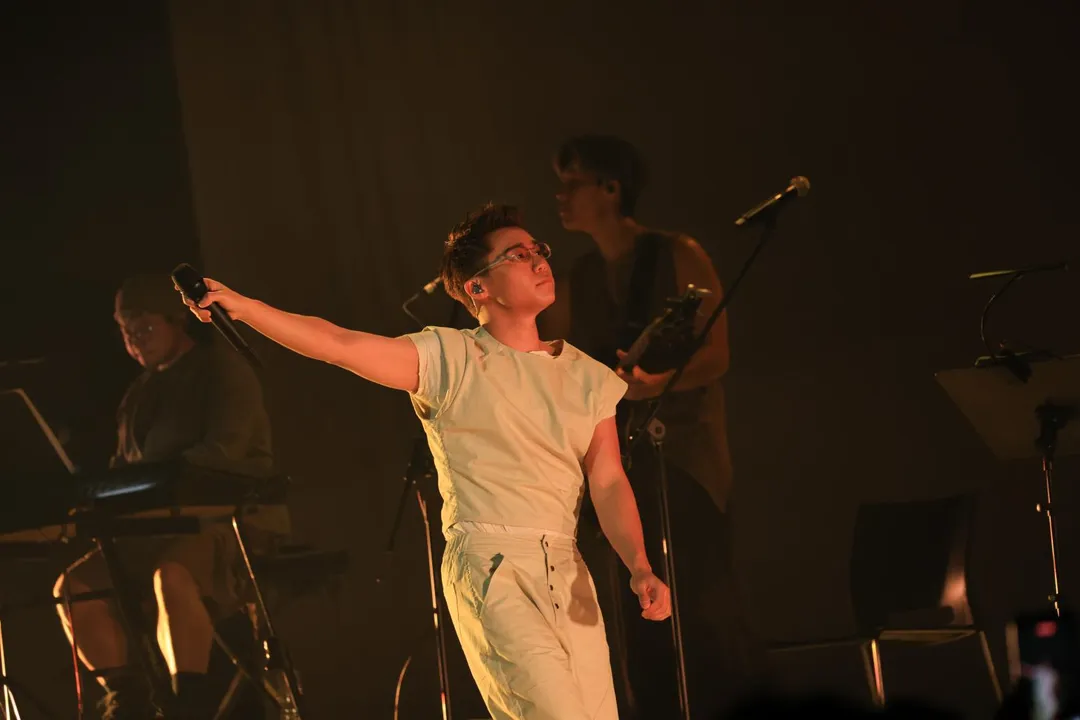 湯令山驚喜翻唱陶喆的經典金曲〈流沙〉，將原版情感注入當代R&B靈魂。（圖／光尚娛樂 提供）