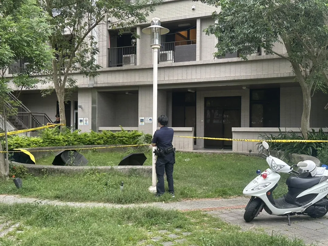 目前中和分局警方已封鎖現場，並正逐層清查社區住戶，以確認男子身分及釐清詳細的事發原因。（圖／警方提供）