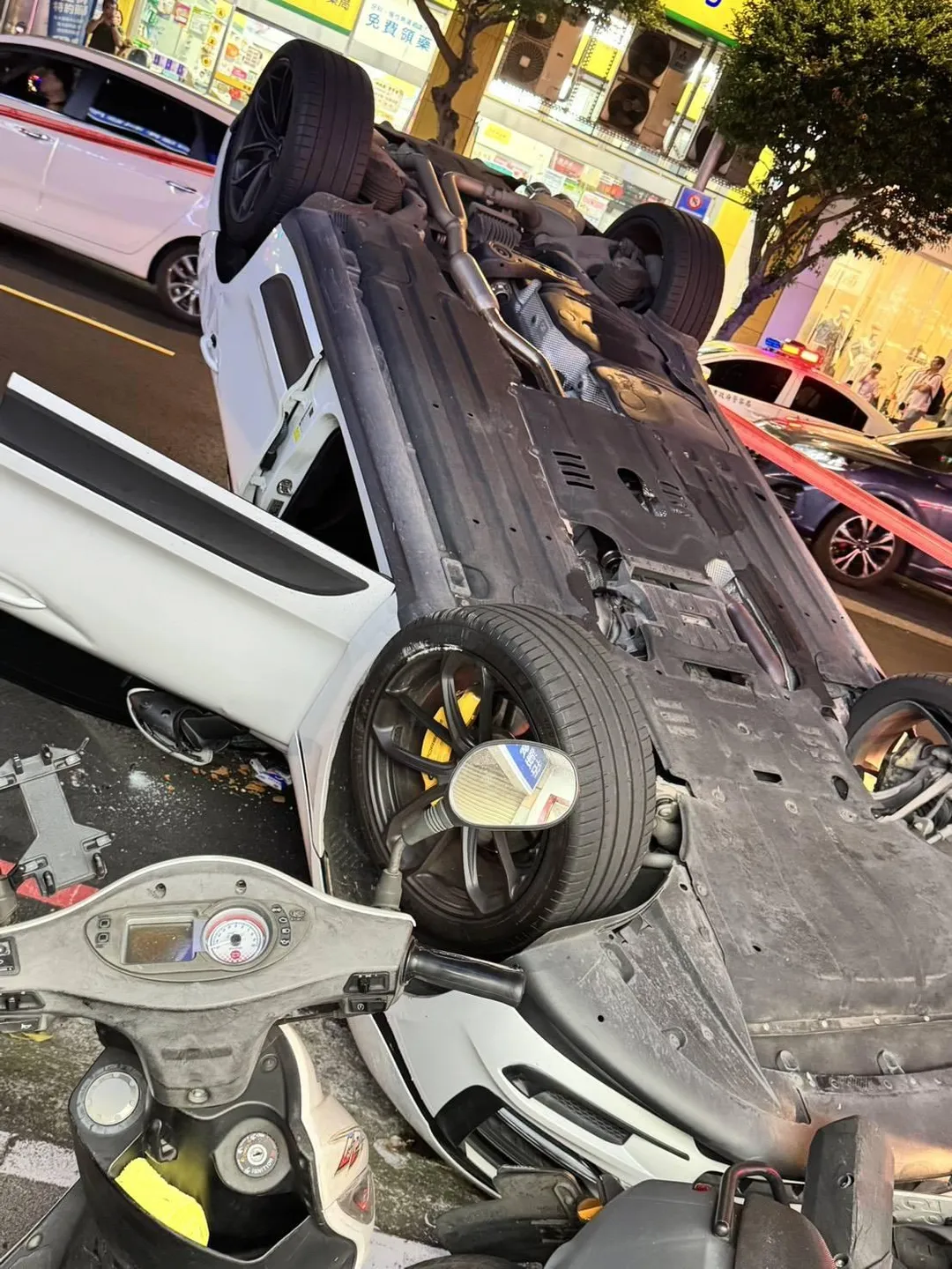 車禍現場。（圖／網友野蠻先生授權提供）