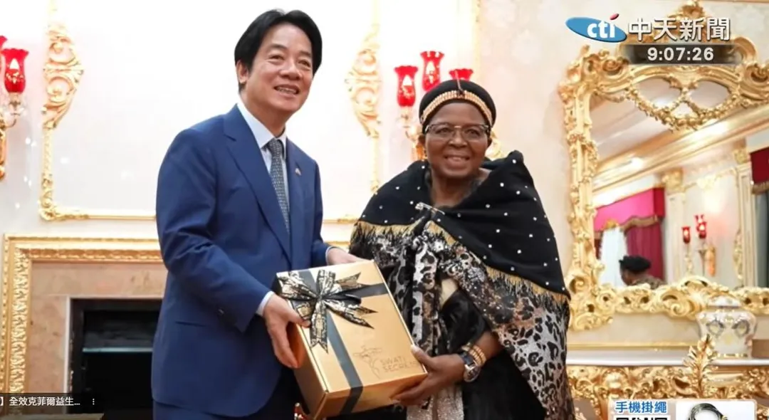 總統賴清德（左）正出訪史瓦帝尼，拜會王母恩彤碧（右　）。（中天新聞）