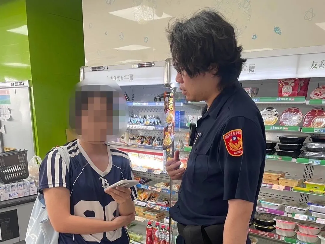 高雄員警神似沈伯洋。（圖／翻攝畫面）
