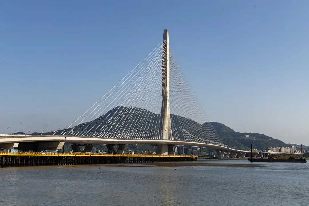 新北市淡水地區受薔琵颱風影響，21日晚間可能出現平均風7級或9級以上強陣風，淡江大橋不排除於當晚9時起預警性封閉或改道。（圖／新北市政府觀光旅遊局提供）