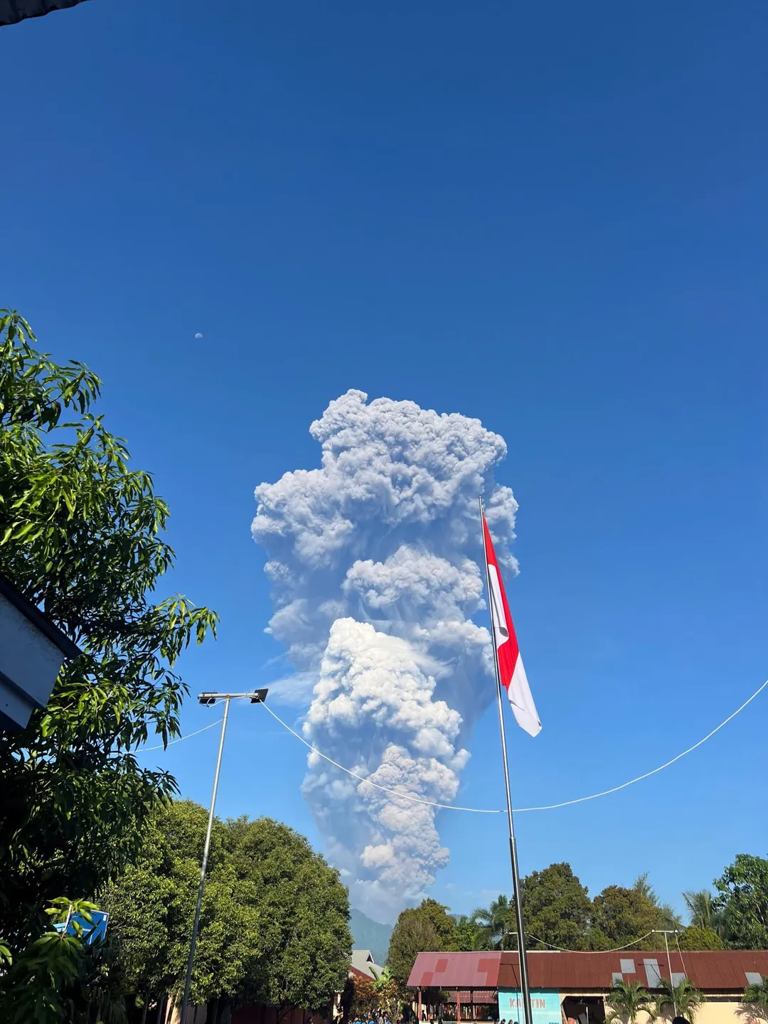 印尼杜科諾火山噴發，3名登山客不幸罹難。（圖／路透）